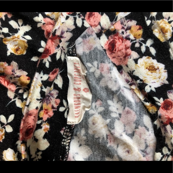 Cold shoulder floral top - Picture 4 of 4